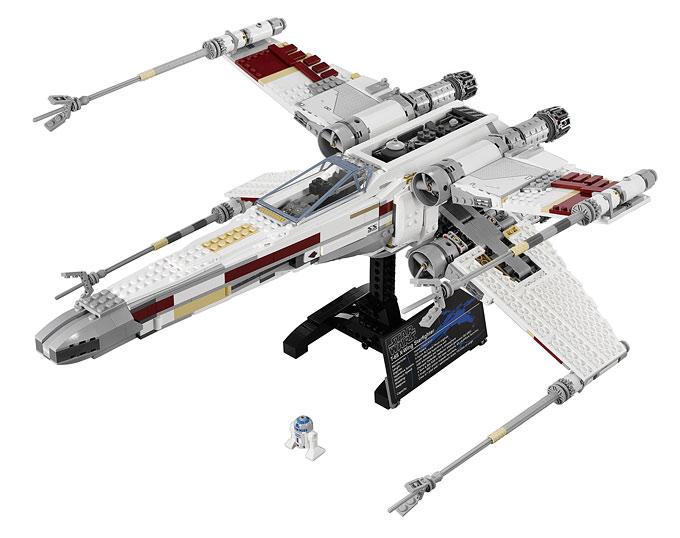 Vue de face du set 10240 Red Five X-Wing Starfighter Ultimate Collector Series