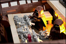 Le cockpit ultra d&eacute;taill&eacute; et &eacute;claire du Sandcrawler UCS - Par Marshal Banana