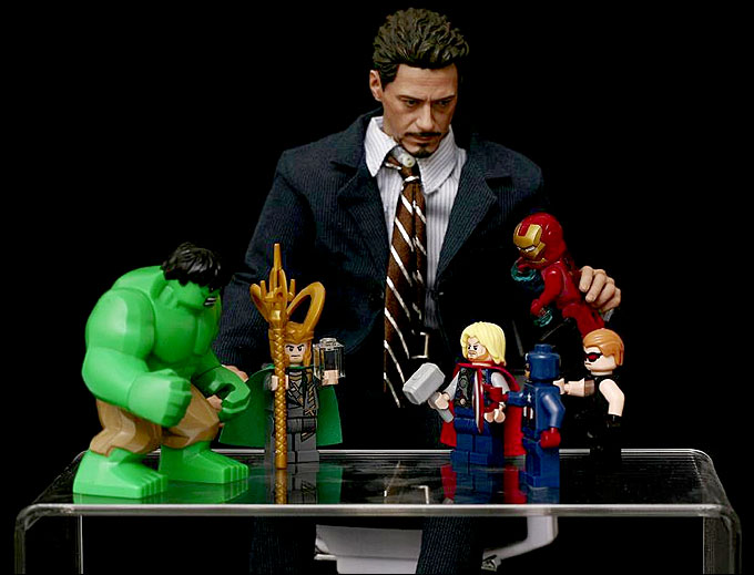 Stark joue avec ses minifigurines LEGO Super Heroes !