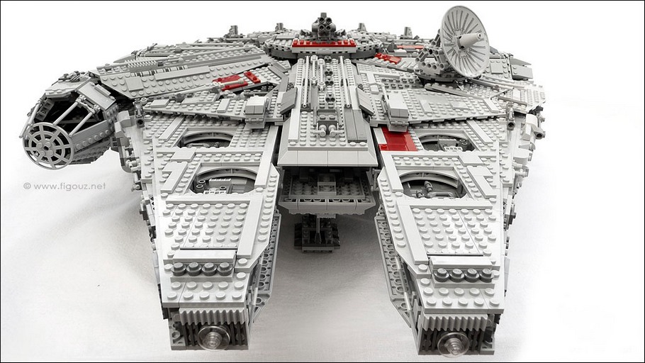 LEGO 10179 Millenium Falcon - Le Faucon Millenium Ultimate Collector Series dans toute sa superbe !