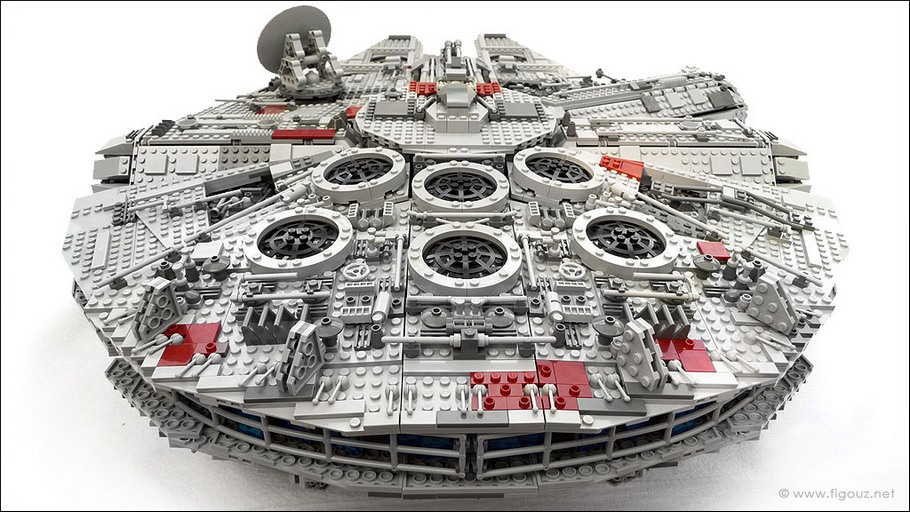 LEGO 10179 Millenium Falcon - Le Faucon Millenium Ultimate Collector Series dans toute sa superbe !