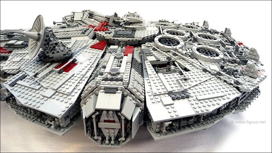 LEGO 10179 Millenium Falcon - Le Faucon Millenium Ultimate Collector Series dans toute sa superbe !