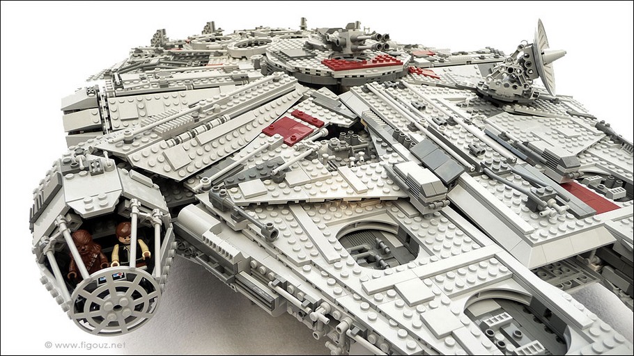 LEGO 10179 Millenium Falcon - Le Faucon Millenium Ultimate Collector Series dans toute sa superbe !