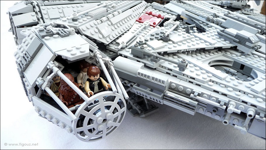 LEGO 10179 Millenium Falcon - Han Solo, Chewbacca, Leïa et Ben Kenobi dans le cockpit du Faucon