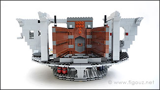 LEGO 10188 Death Star - Etape 2 - Montage des murs et détails du niveau 1... Dont la scénette du broyeur à ordures !