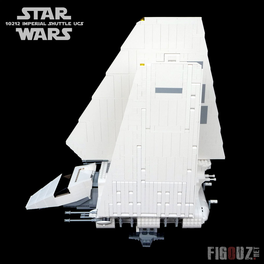 LEGO 10212 Imperial Shuttle UCS - Vue d'ensemble du vaisseau sur son train d'atterrissage avec les ailes repliées