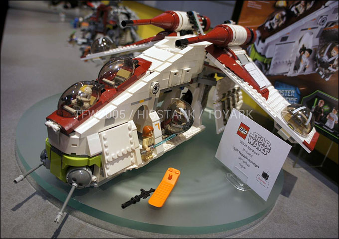LEGO 75021 Republic Gunship - New York Toy Fair 2013