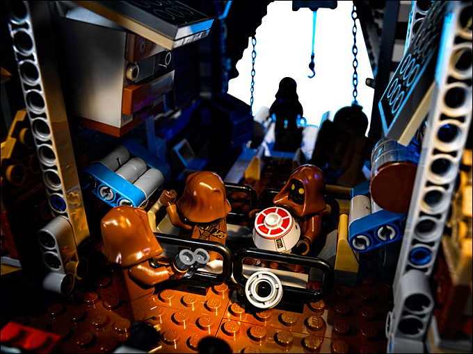 Les Jawas LEGO dans la baie de stockage de leur Sandcrawler