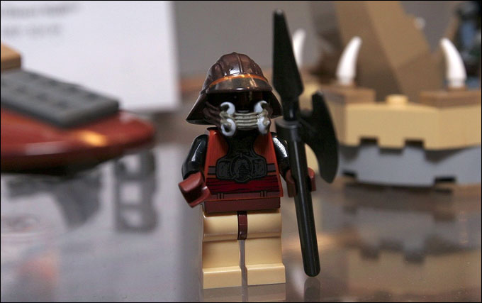 La nouvelle minifigurine de Lando Calrissian en tenue de Skiff Guard