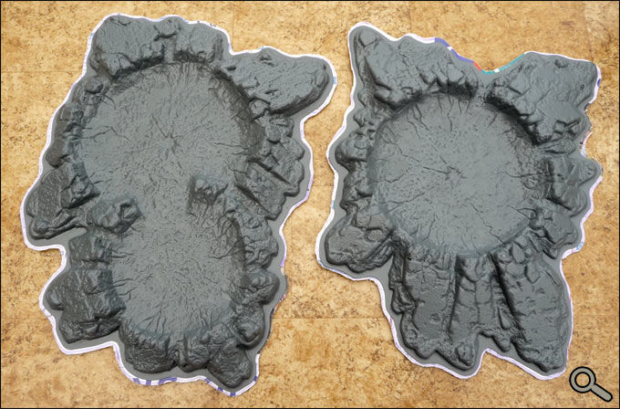 Les cratères et leur nouveau socle en carton sur mesure