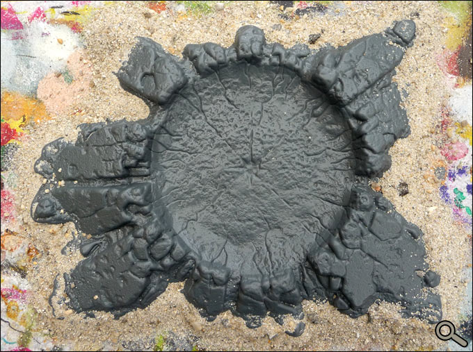 Saupoudrer franchement de sable de plus en plus fin