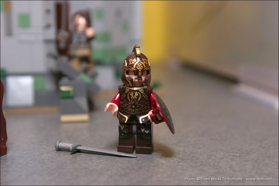 LEGO 9474 : Détails de la sérigraphie exceptionnelle de la minifigurine du Roi Théoden