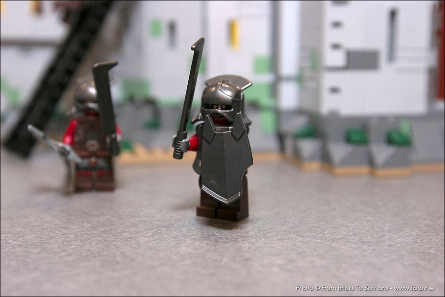 LEGO 9474 : Les minifigurines des Uruk Hai