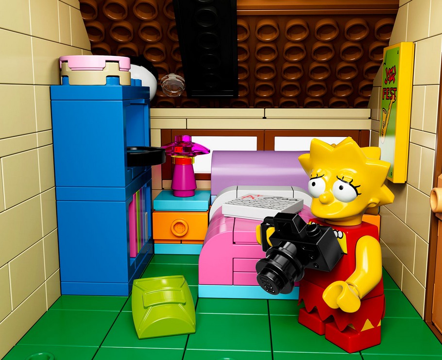Les détails de l'aménagement de la chambre de Lisa dans la maison LEGO Simpson
