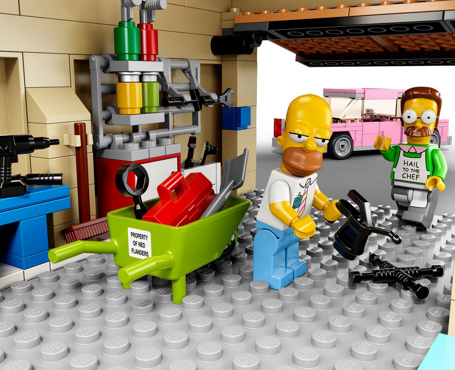 Les détails de l'aménagement du garage de la maison des Simpson LEGO
