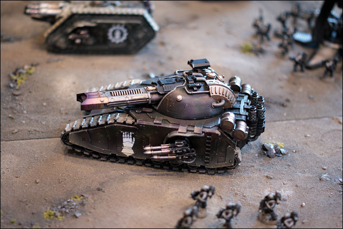 Un blindé super lourd Fellglaive des Iron Hands sur la table Forge World de la bataille d'Istvaan V