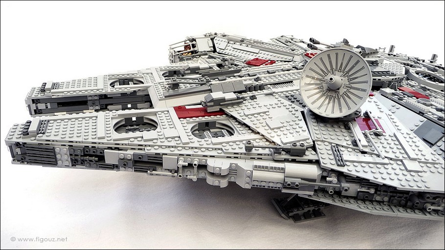 LEGO 10179 Millenium Falcon - Le Faucon Millenium Ultimate Collector Series dans toute sa superbe !
